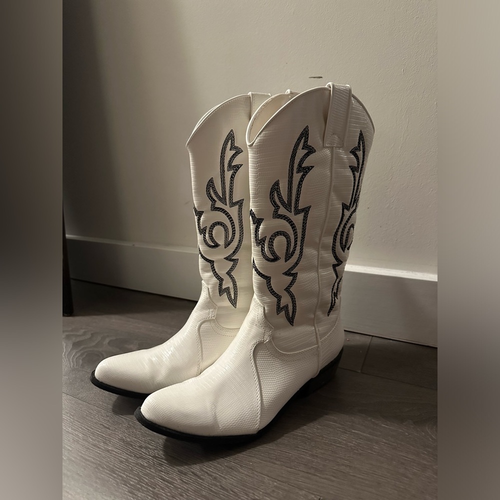 COWBOY BOOTS SIZE 8